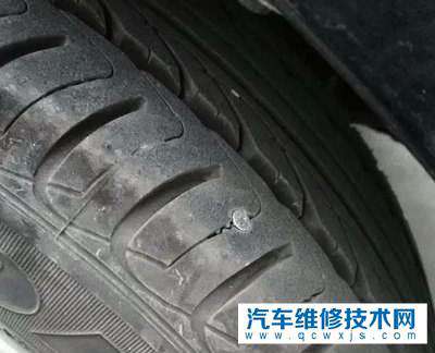 汽車輪胎中間扎了釘子要換胎嗎？專業建議與實際處理指南